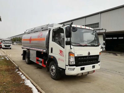 西安重汽豪沃10噸油罐車 10.5方加油車配朝柴10檔變速箱，高效運輸水泥行業新選擇